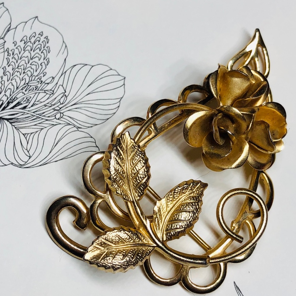 ❣️4/$15 EUC Vintage Flower & Leaf Accented Brooch.